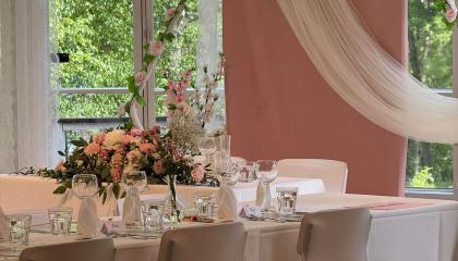 For the wedding, Haihara Manor's bay window is decorated with gauze and pink flowers.