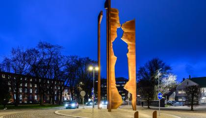 Valo joka ei sammu Satakunnankadun liikenneympyrässä pimeän aikaan