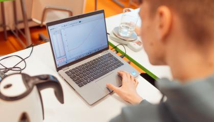 Opiskelija tekee tietokonemittausta.