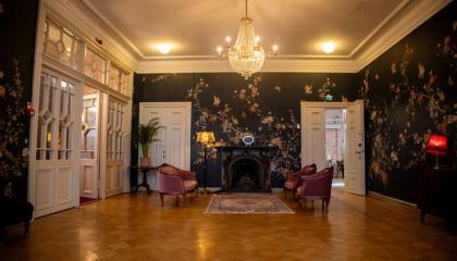 Lielahden kartanon aula.