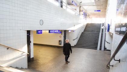 Henri seisoo rautatieaseman ulkoaulassa.