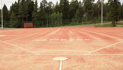 Pesäpallokenttä kotipesästä kuvattuna.