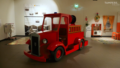 Paloauto, johon lapsi voi mennä sisälle ja leikkiä.