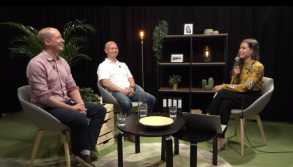 Kaksi miestä ja nainen juttelevat studiossa.