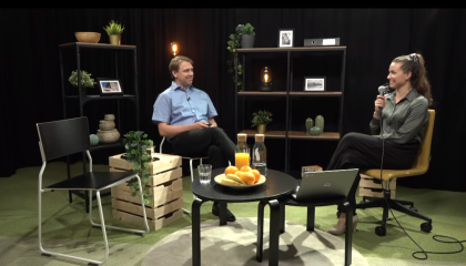 Mies ja nainen juttelevat studiossa