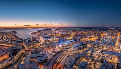Tampereen keskusta iltahämärässä ilmasta kuvattuna. Keskellä Nokia arena.
