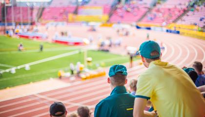 Kaksi ihmistä katsovat urheilukenttää.