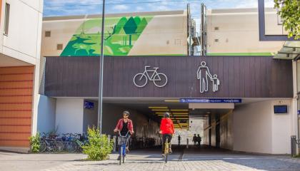 Kuva yhdistetystä kävely- ja pyörätiestä tunnelissa.