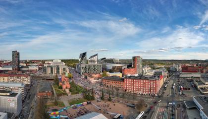 Ilmakuva Tampereen sorin aukiosta, jossa näkyy liikennettä ja taustalla Nokia arenan pilvenpiirtäjät.