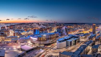 Tunnelmallinen ilmakuva Tampereen keskustasta. Etualalla uusi Nokia Arena