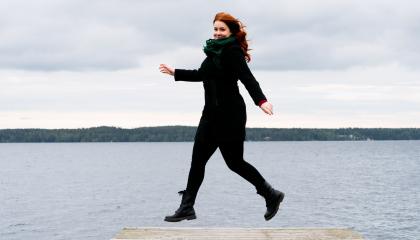 Henkilö hyppää laiturilla.