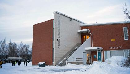 Kämmenniemen koulu ja sen piha-alue talvella.