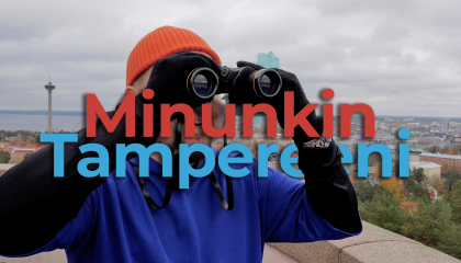 Ihminen katselee kiikareilla Pyynikin näkötornissa.