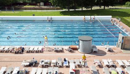 Ihmisiä maauimalassa.