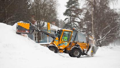 Auraustraktori siirtää lunta.