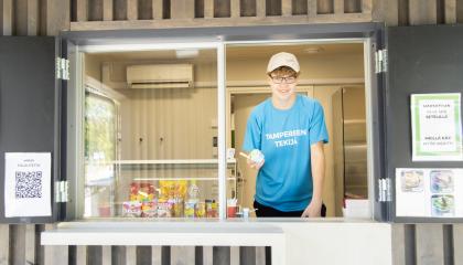 Aapo Teikari seisoo jäätelökioskissa.