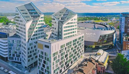 Nokia Arenan tornitalojen huiput ja areena sen taustalla