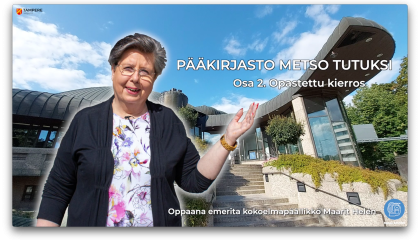 Nainen pääkirjasto Metson edessä