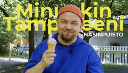 Mies on kesäisessä puistossa pipo päässä ja jäätelötötterö kädessä.