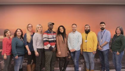 Mainion monimuotoinen henkilökunta. Kymmenen henkilöä rinnakkain.n