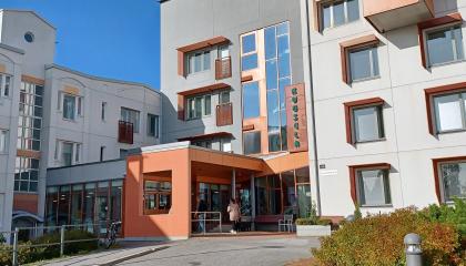 Kuuselakeskuksen pääsisäänkäynti ulkoa kuvattuna. 