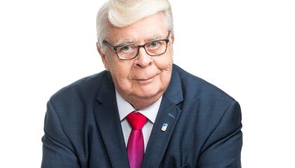 Pormestari Kalervo Kummola. Hänellä on yllään puku.