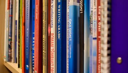 Kielten oppikirjoja rivissä. Mukana on latinan, englannin ja suomen kirjoja.