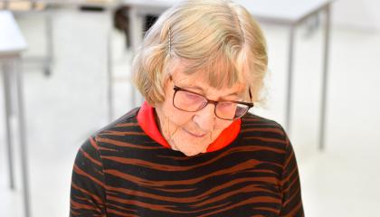 Henkilö piirtää kuvataideluokassa.