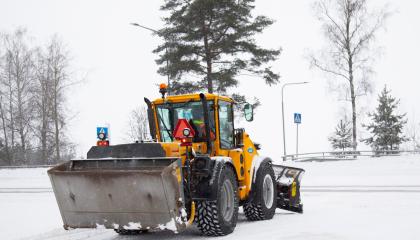 Auratraktori kääntyy Pirkankadulle.