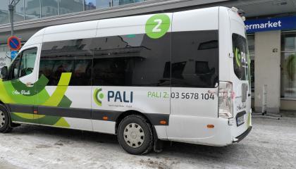 Pali-bussi pysäköitynä kadulle.