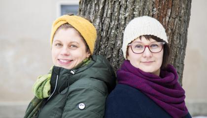 Emmi Nieminen ja Elina Seppänen katsovat hymyillen kameraan.