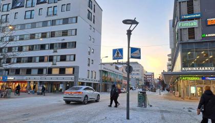 Jalankulkijoita ja auto Puutarhakadun ja Kuninkaankadun risteyksessä.