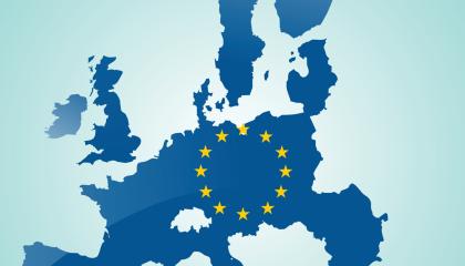 Turkoosilla taustalla sininen Euroopan kartta, jonka keskellä EU:n keltaiset tähdet.