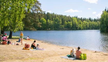 Kesän viettäjiä Suolijärven uimarannalla.