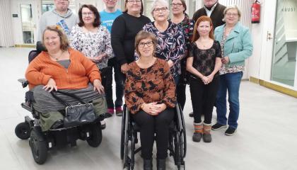 Tampereen kaupungin vammaisneuvoston jäseniä ryhmäkuvassa. 