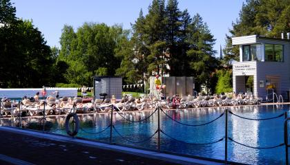 Väkeä maauimalassa.