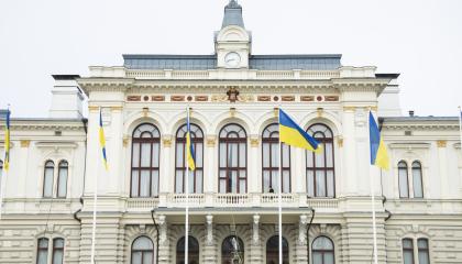 Ukrainan liput liehuvat Tampereen Raatihuoneen edustalla.