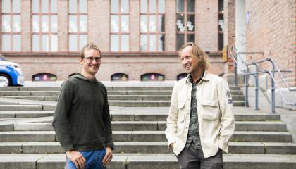 Matti Pokkinen ja Petri Leppänen poseeraavat rappusten edessä