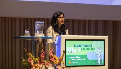 Kaupunkien luontofoorumin pääpuhuja Akanksha Khatri Tampere-talossa. 