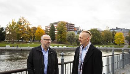 Juha Yli-Rajala ja Aleksi Kopponen juttelevat Tammerkosken rannalla syysmaisemissa. 