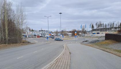 Katunäkymää Autovarikonkadulta Automiehenkadun ja liikenneympyrän liittymän suuntaan