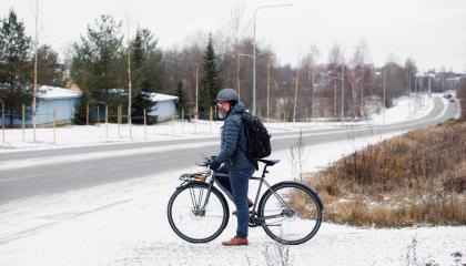 Pyöräilijä saapumassa pyörätielle talvella.