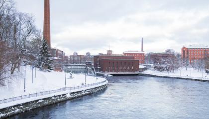 Talvinen Tammerkoski-maisema Tampereen keskustasta.