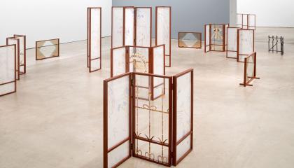 Vaaleassa tilassa on useita puureunaisia sermejä, joissa on itämaisia kuvioita. 