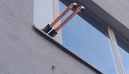 Kuva ilmanlaadun mittausputkista koulun seinässä.