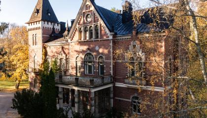 Idamanin huvila on punatiilinen kaunis vanha rakennus, jossa on linnamainen torniosa ja koristeelliset ikkunat ja lisäksi talon ympärillä on vanhoja isoja puita.