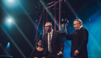 Palkintoja noutamassa lavalla Jukka Etu-Seppälä sekä Ilpo Rantanen 