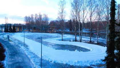 Ratinanniemeä kiertää latu.