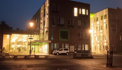 Tampereen teknillisen lukion pääovet pimeässä.