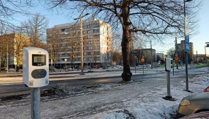 Sähköauton latauspaikkoja Heinätorin varrella.